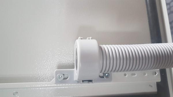 Schaltschrank Kabelschlauch grau geschlossen oder Halter