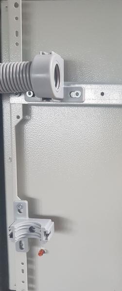 Schaltschrank Kabelschlauch grau geschlossen oder Halter